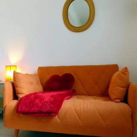 Avec Piscine Privative Et Terrasse A Charroux, Village Medieval - Fr-1-489-394 *