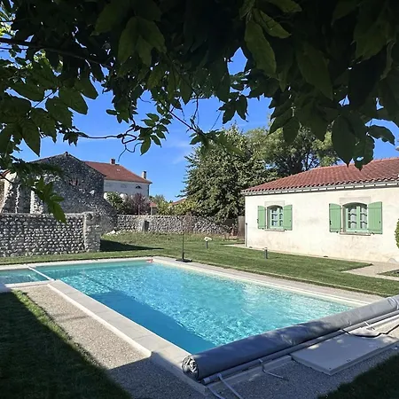 Avec Piscine Privative Et Terrasse A Charroux, Village Medieval - Fr-1-489-394 Tatil Evi