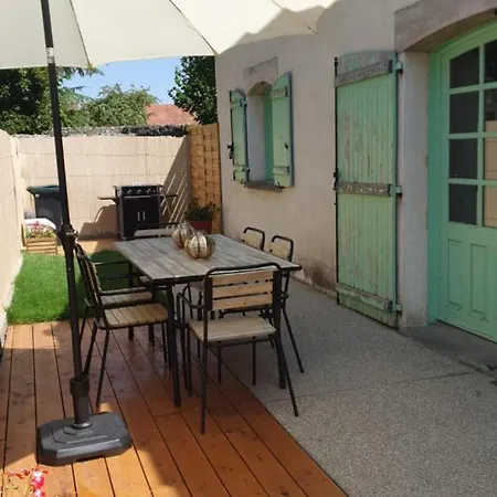 Avec Piscine Privative Et Terrasse A Charroux, Village Medieval - Fr-1-489-394 Tatil Evi