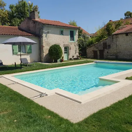 Avec Piscine Privative Et Terrasse A Charroux, Village Medieval - Fr-1-489-394 Dom wakacyjny *
