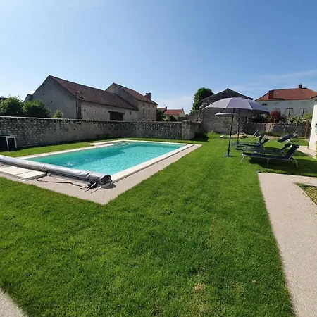 Avec Piscine Privative Et Terrasse A Charroux, Village Medieval - Fr-1-489-394