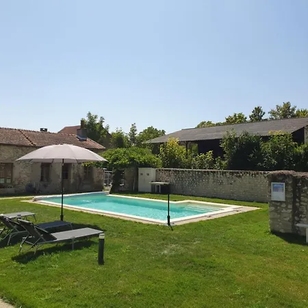 Avec Piscine Privative Et Terrasse A Charroux, Village Medieval - Fr-1-489-394 Dom wakacyjny Charroux-dʼAllier