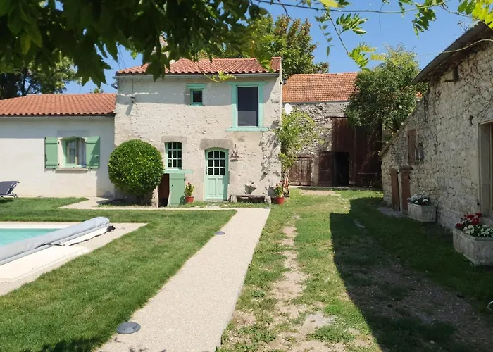 Prázdninový dům Renove A Avec Piscine Et Terrasse Privative - Fr-1-489-394 Charroux-dʼAllier